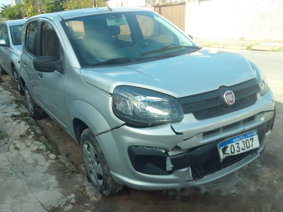 Fiat Uno antes do reparo, com a frente batida